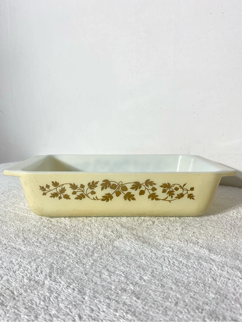 Vintage 1960–1963 PYREX Golden Acorn #575-B 2 Quart Space Saver Baking Dish - Picture 2 of 16